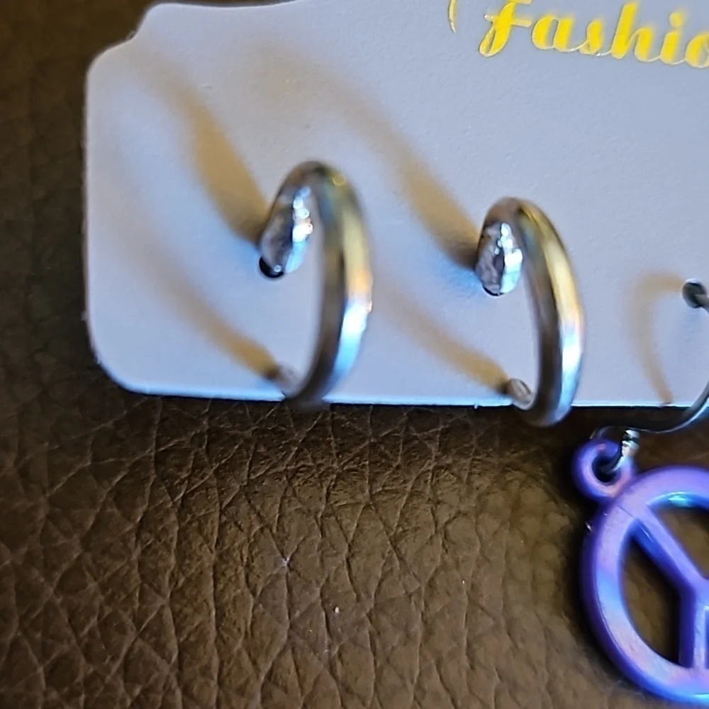 5/$25 Vintage Peace Sign Hoop Earrings Set